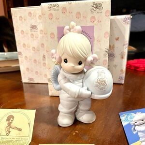 PRECIOUS MOMENT “THE CLUB THAT’s OUT OF TIIS WORLD” 1992 Symbol of Membership